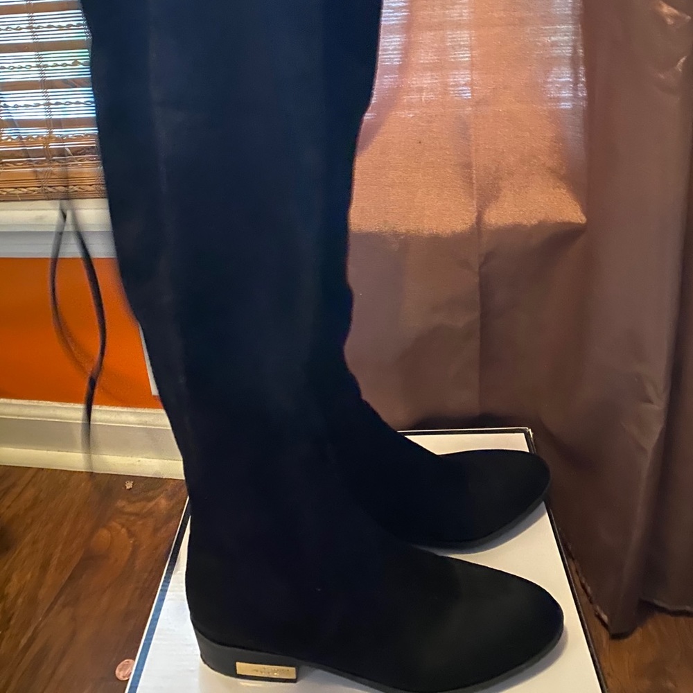 A pair of guess boots